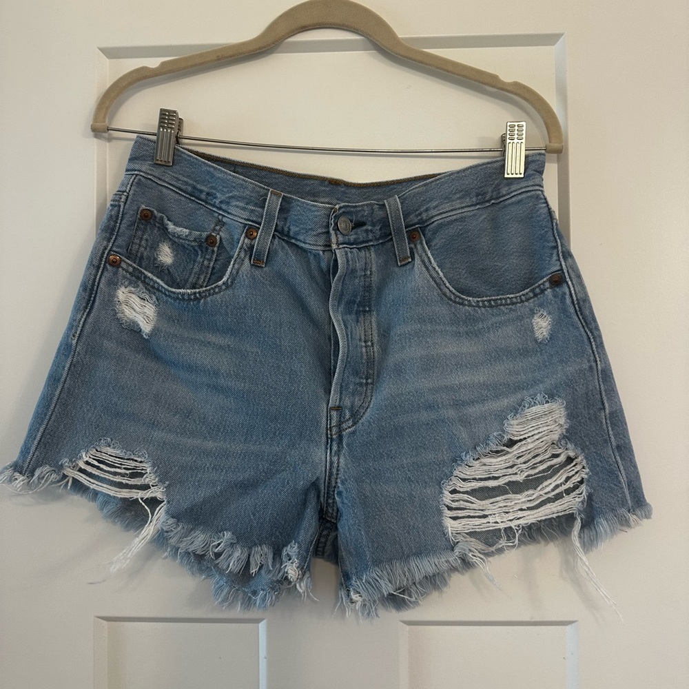 Women’s Levi’s distressed shorts size 28